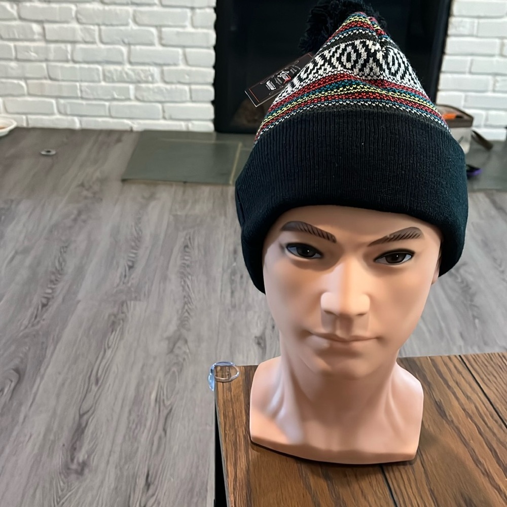 Men’s multi color beanie in red blk green yellow 💙